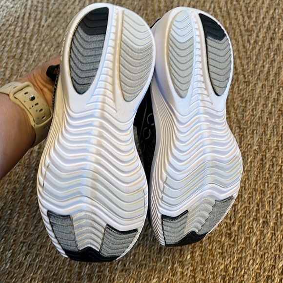 NEW Boys Saucony Kinvara Sneakers - Picture 4 of 7